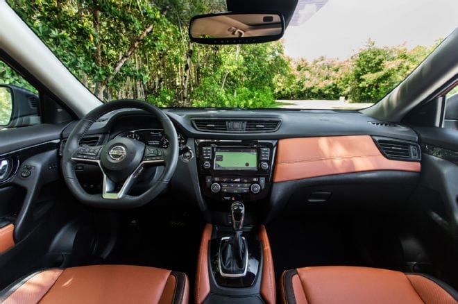 2017-nissan-rogue-sl-interior-dashboard-01