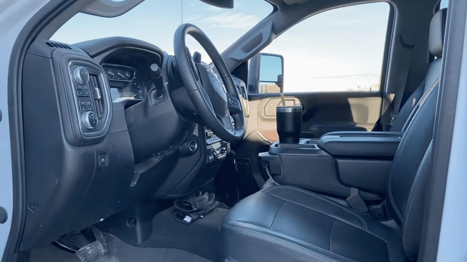 2020 GMC Sierra 2500 6.6L V-8 gas interior
