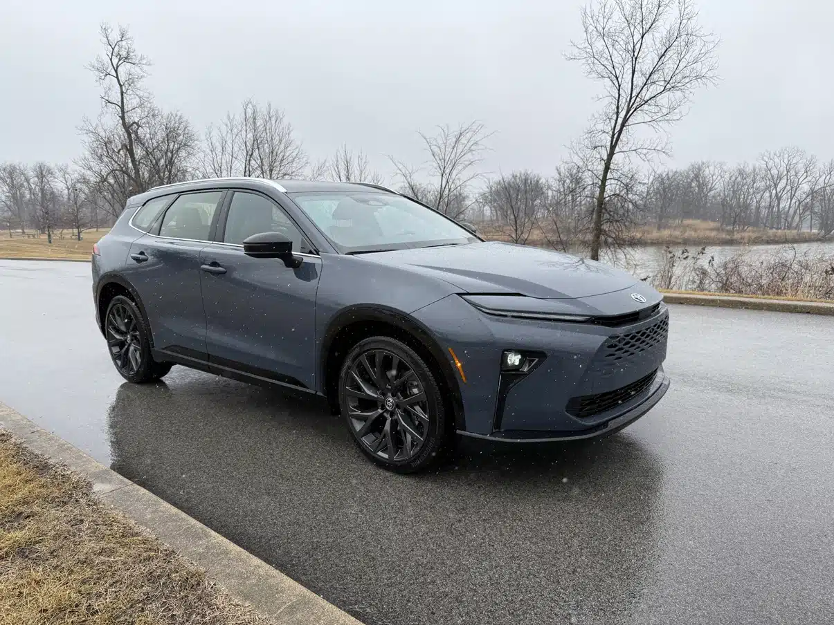 2025 toyota crown signia 2