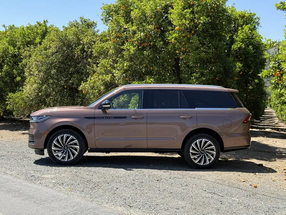 2025 lincoln navigator 13