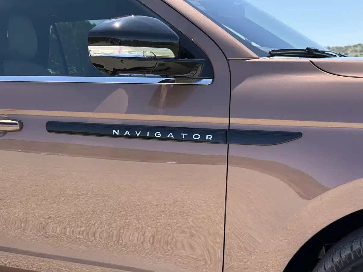 2025 lincoln navigator 8