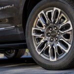 The Yukon Denali Ultimate boasts 22-inch, seven-spoke Ultra-Bright machined wheels.